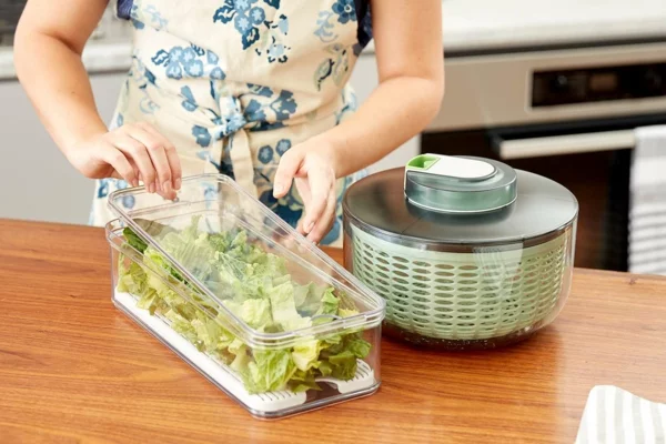 Salat frisch im Kühlschrank aufbewahren