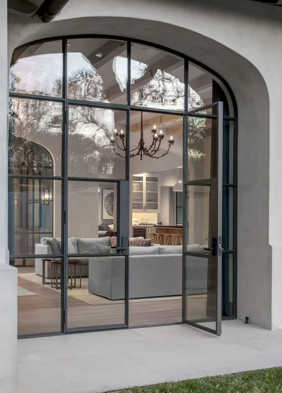 französische Fenstertüren elegantes gewölbtes Design schwarze Rahmen Durchgang zum Außenbereich