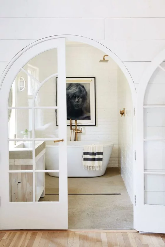 französische Fenstertüren gewölbtes Design weißer Rahmen vom Schlafzimmer direkt ins Bad gehen