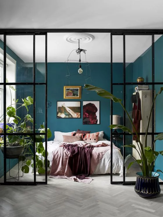 französische Fenstertüren tolle Idee den Schlafbereich abzusondern schwarzer Rahmen