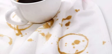 Kaffeeflecken entfernen - Hausmittel für Zuhause und unterwegs!