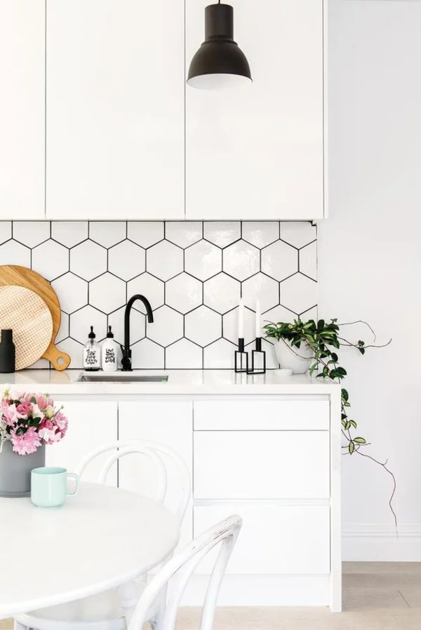 küche fliesenspiegel hexagon fliesen weiß modern