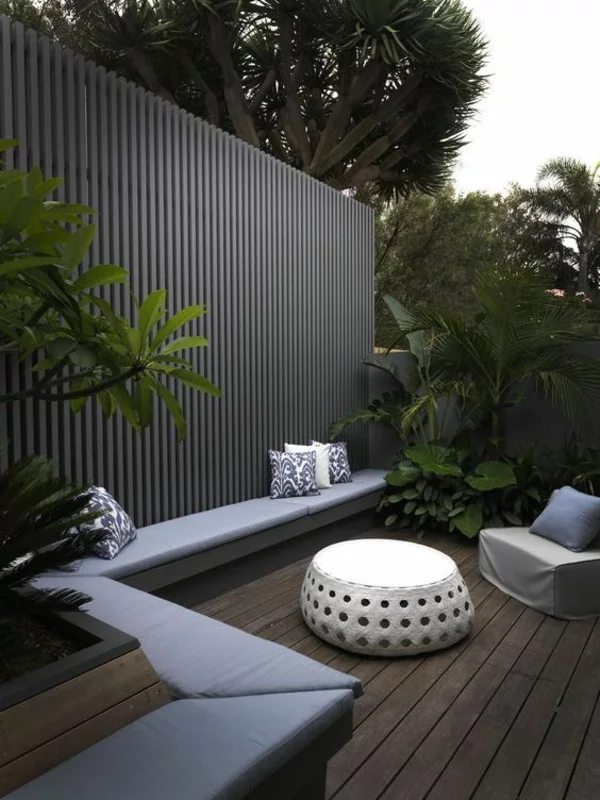 terrassentrennwand hinterhof ideen viele pflanzen moderne möbel