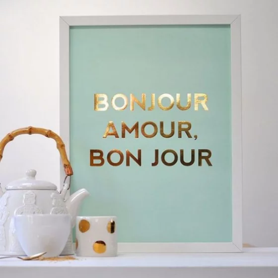 Goldene Akzente im Interieur Gruß auf Französisch Teekanne kleine Details in Gold