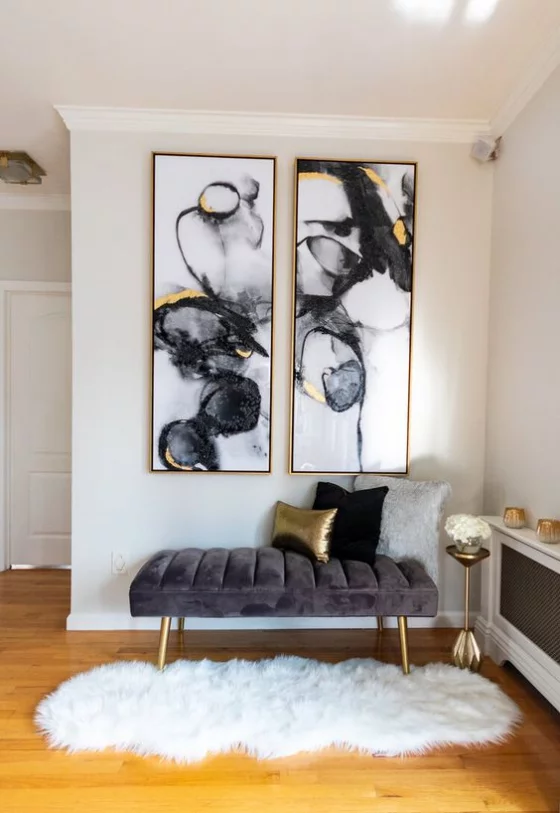 Goldene Akzente im Interieur Sitzecke im Flur Sofa Kissen Wandbilder weicher weißer Fellteppich große visuelle Wirkung