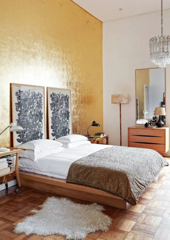 Goldene Akzente im Interieur gemütliches Schlafzimmer Akzentwand in Goldgelb