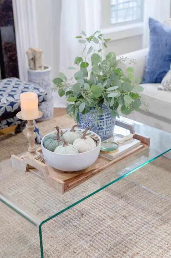 Herbstdeko auf dem Kaffeetisch Eukalyptus Blätter in Vase eine frische grüne Note ins Wohnzimmer bringen