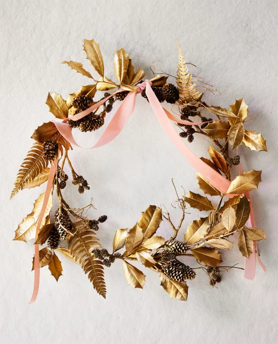 Herbstkranz basteln wenig Naturmaterialien Blätter Tannenzapfen in Gold gefärbt hellrosa Schleife