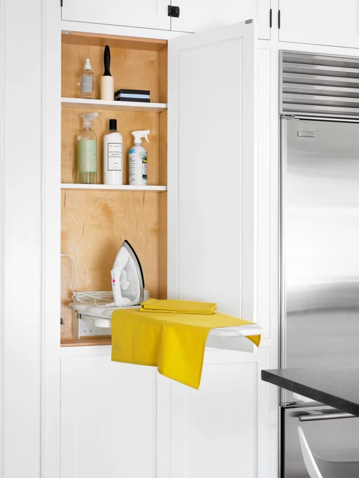 Waschküche ein Ort zum Bügeln Bügelbrett Bügeleisen im Schrank verstecken
