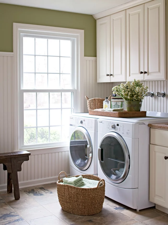 Waschküche schöne Raumatmosphäre Fenster viel Licht Waschmaschine Trockner Korb mi Wäsche