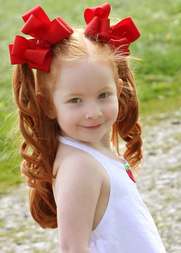 Süße Mädchen Frisuren, die auch beschäftigte Eltern machen können rote haare schleifen pigtails