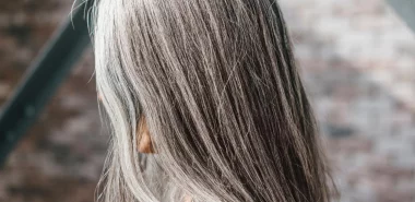 Wie können Sie graue Haare natürlich färben? - Diese 7 Hausmittel helfen Ihnen dabei!