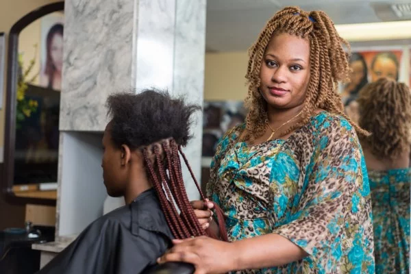 Afro Frisuren im Überblick – Styling Ideen und Pflegetipps haare bei friseur flechten lassen