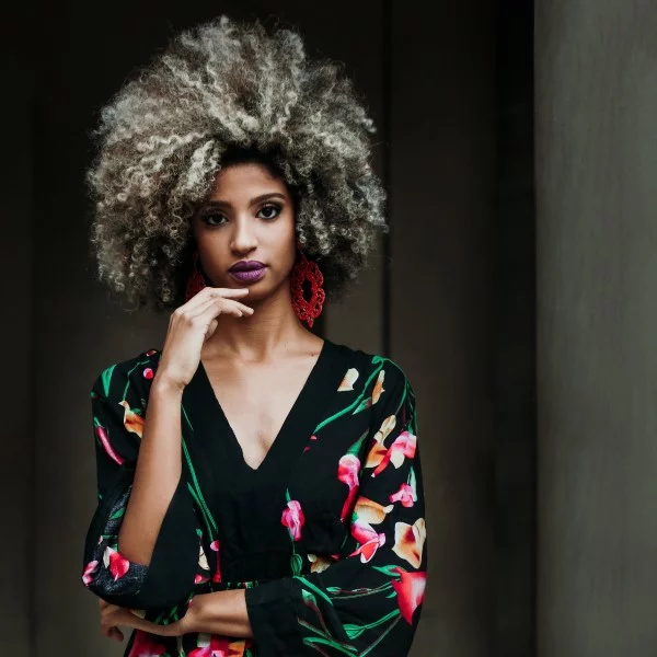 Afro Frisuren im Überblick – Styling Ideen und Pflegetipps helle haare grau oma trend