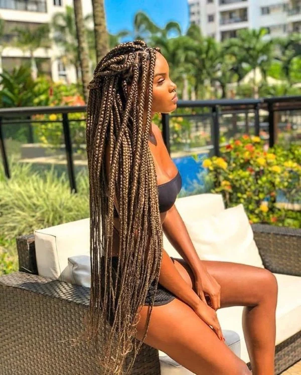 Afro Frisuren im Überblick – Styling Ideen und Pflegetipps lange haare afro zöpfe
