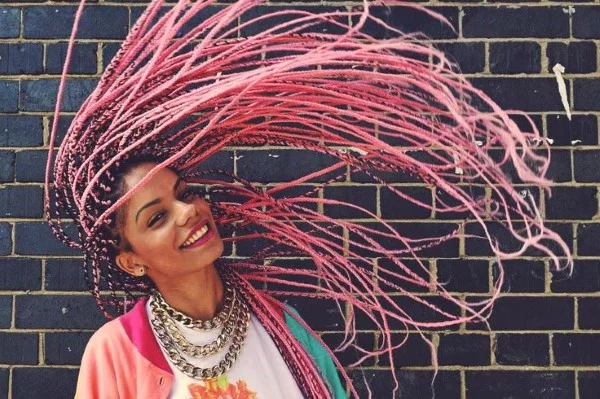 Afro Frisuren im Überblick – Styling Ideen und Pflegetipps rosa haare garn farbe