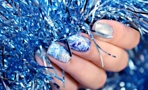 Babyblaue Nägel für Winter und Weihnachten – Symbolik und Ideen zum Inspirieren festliche nail art idee