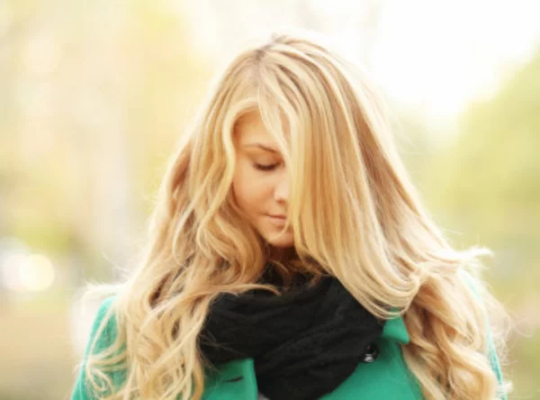 DIY Haarmasken für die Wintermonate pflegende und schonende Haarkur für gesunde Haare im Winter junge Frau blondes langes Haar
