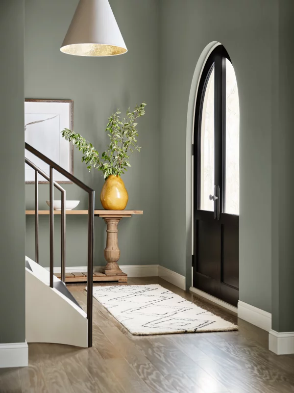 Evergreen Fog Farbe des Jahres 2022 als Wandfarbe in der Eingangshalle Vase mit Grünpflanze Natürlichkeit pur