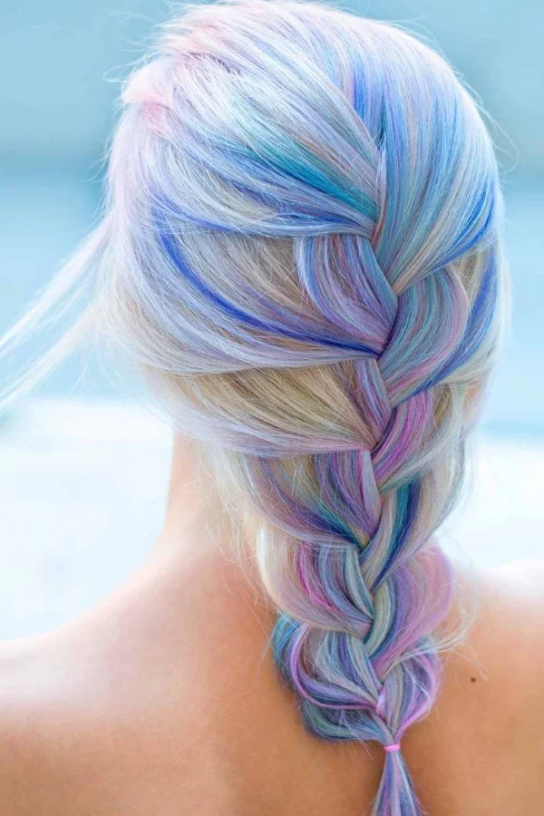 Holographic Hair – die Holo Technik ist Farbtrend Nr. 1 fischgrätezopf ideen regenbogen