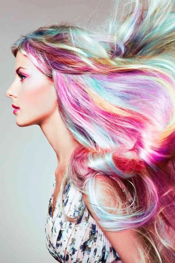 Holographic Hair – die Holo Technik ist Farbtrend Nr. 1 lange mähne mit regenbogen