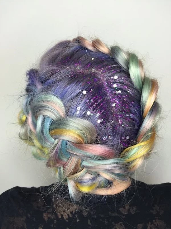 Holographic Hair – die Holo Technik ist Farbtrend Nr. 1 milchmädchen zopf hübsch