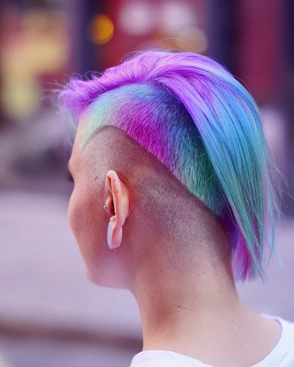 Holographic Hair – die Holo Technik ist Farbtrend Nr. 1 pixie buzz cut frisur