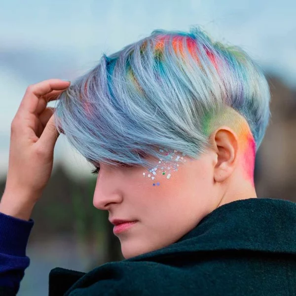 Holographic Hair – die Holo Technik ist Farbtrend Nr. 1 pixie kurze frisur