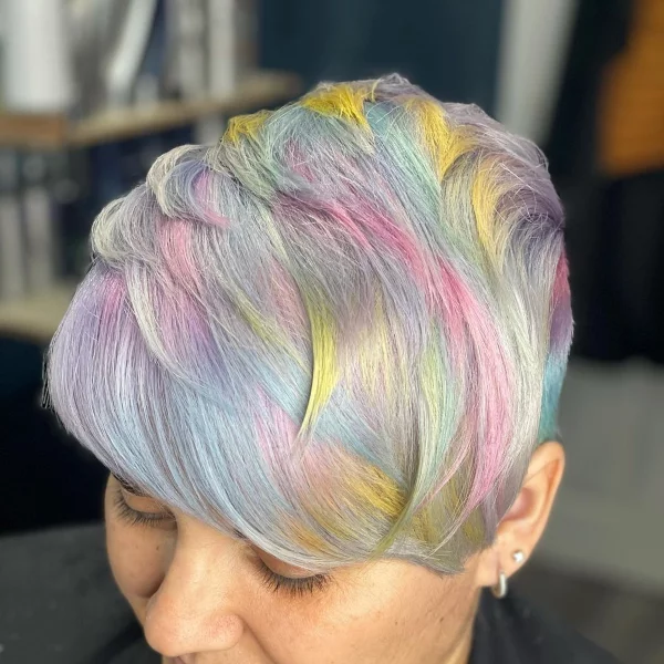 Holographic Hair – die Holo Technik ist Farbtrend Nr. 1 pixie mit regenbogen effekt