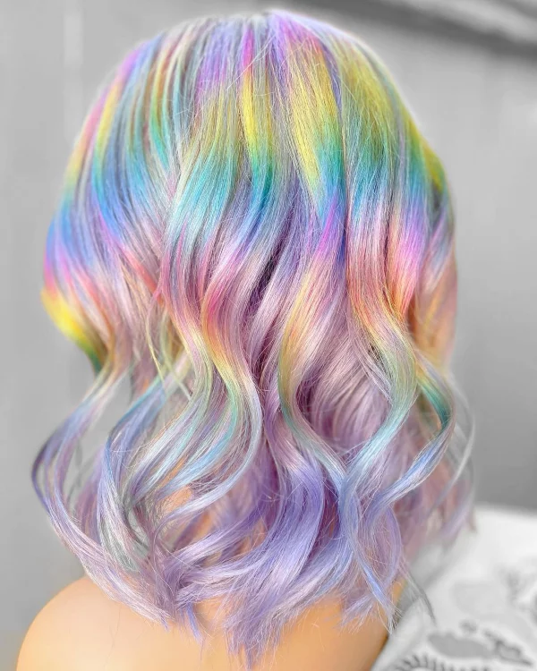 Holographic Hair – die Holo Technik ist Farbtrend Nr. 1 schöne kurze frisur wellig