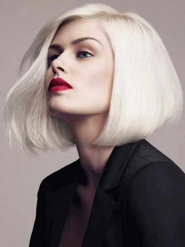 Italienischer Bob Trend-Frisur 2021-22 blondes Haar attraktiv gestylt roter Lippenstift