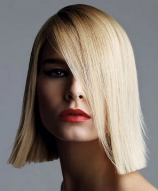 Italienischer Bob Trend-Frisur 2021-22 blondes Haar perfekt gestylt Spitzen nach außen roter Lippenstift