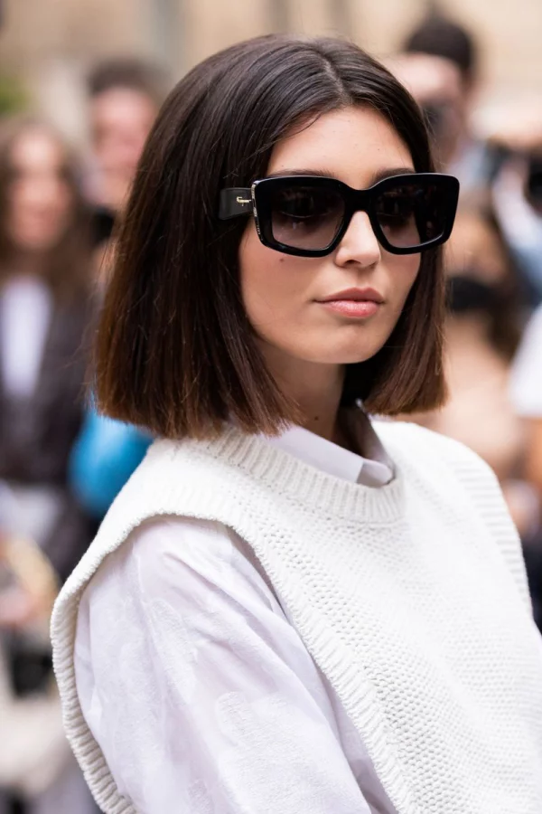 Italienischer Bob Trend-Frisur 202122 italienischer Stil junge Frau mit Sonnenbrille