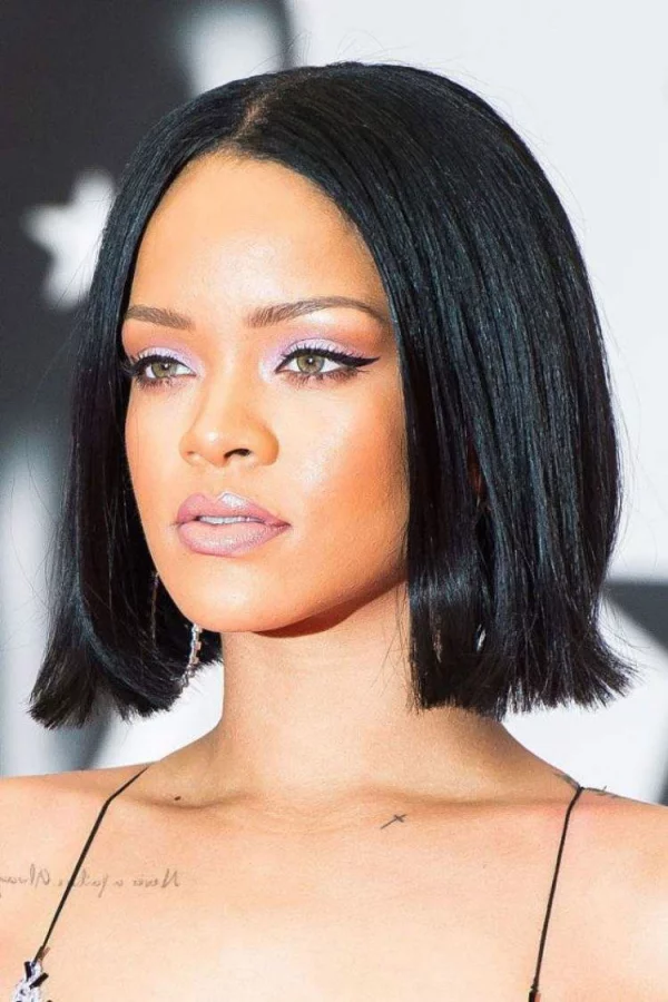 Italienischer Bob Trend-Frisur 202122 populäre Sängerin Rihanna perfekte Bob Frisur Mittelscheitel