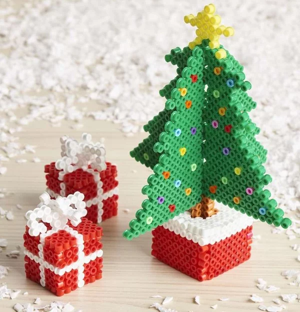 Mit Bügelperlen zu Weihnachten basteln – kinderleichte DIY Projekte mit Pixel Art Optik christbaum und geschenke