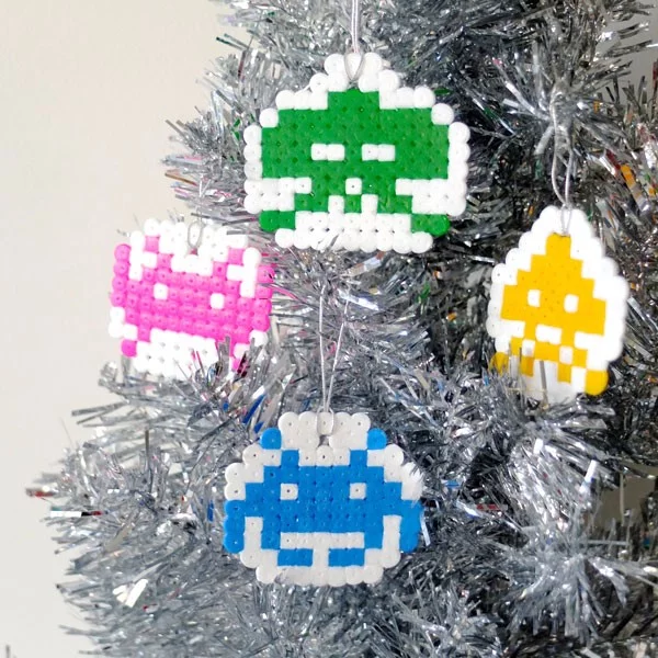 Mit Bügelperlen zu Weihnachten basteln – kinderleichte DIY Projekte mit Pixel Art Optik space invaders ornamente