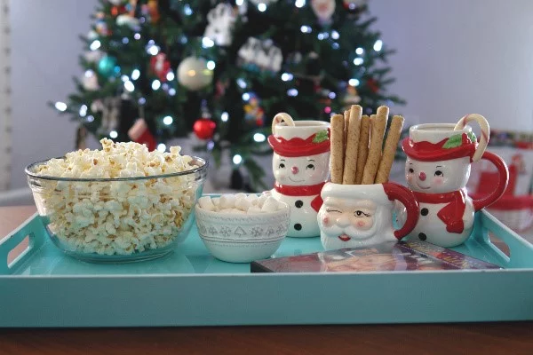 Top 5 der schönsten Kinderfilme zu Weihnachten, die der ganzen Familie Spaß machen film nacht popcorn kakao