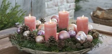 Adventskranz in Schale - einer der beliebtesten Trends zu Weihnachten 2021