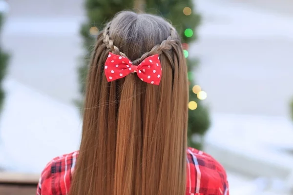 festliche Weihnachtsfrisuren glatte lange Haare Zöpfe Schleife