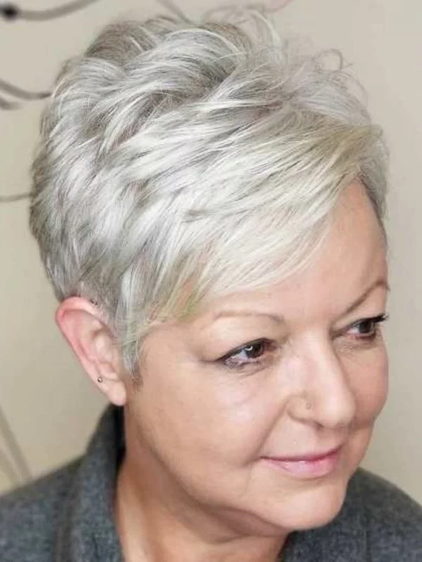 schicke Kurzhaarfrisuren für ältere Frauen Platinlond Haarfarbe