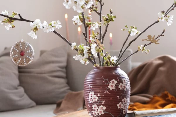 Barbarazweige Barbaratag zarte Blüten im Winter in einer runden Vase schöner Blickfang