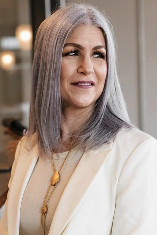 Bob Frisuren 2022 für Frauen ab 60 schulterlange graue Haare mit Haarfarbe kaschiert