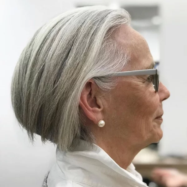Bob Frisuren 2022 für Frauen ab 60 stilvoll elegant Dame kurzer Bob graues Haar