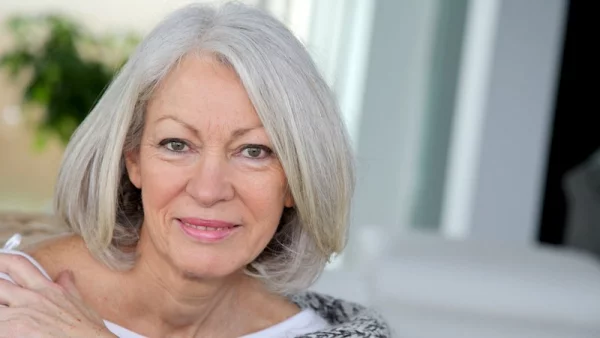 Bob Frisuren 2022 für Frauen ab 60 stilvoll elegant graues Haar schulterlang gut gepflegt