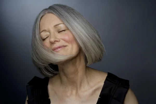 Bob Frisuren 2022 für Frauen ab 60 stilvoll elegant italienischer Bob graues Haar gepflegt geföhnt