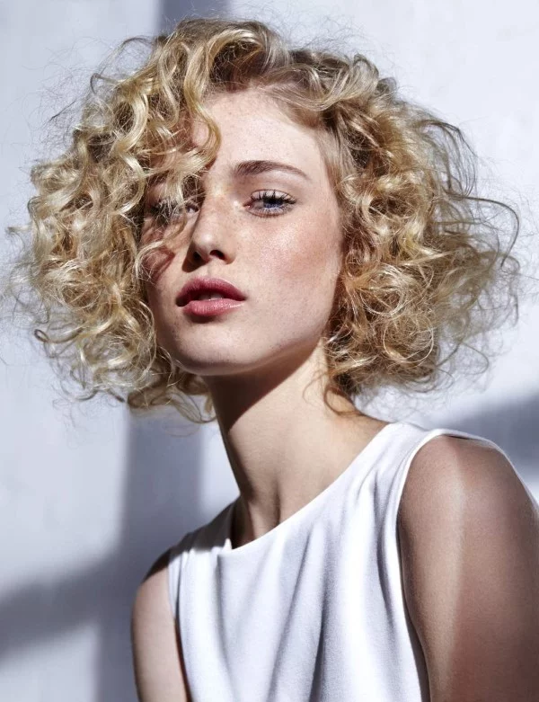 Curly Bob Frisuren Ideen und Styling Tipps für Naturlocken blond seitenscheitel lockig schön