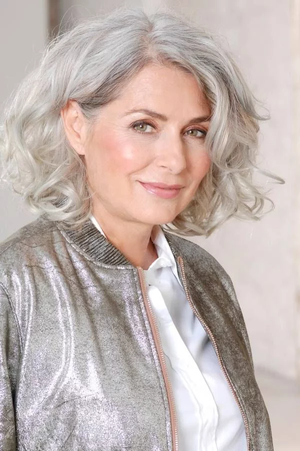 Stilvolle Bob Frisuren 2022 für Frauen ab 60 grau melierte Haare Seitenscheitel leichte Wellen charmanter Look