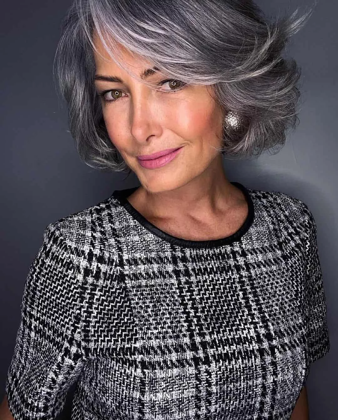 Stilvolle Bob Frisuren 2022 für Frauen ab 60 sicheres Auftreten grau melierte Haare leichte Wellen charmantes Ausseh