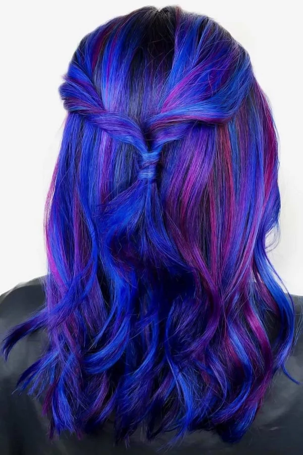blaue Haarfarbe lila Strähnchen neuste Haartrends Ombre Färbung