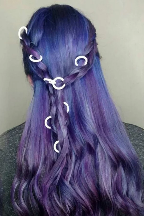 lila Haarfarbe Ideen Haartrends Nuancen blau und lila Strähnchen